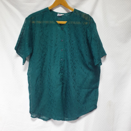 Блузка с коротким рукавом, ткань полупрозрачная с вышивкой, цвет изумрудный, размер 52. Новая.